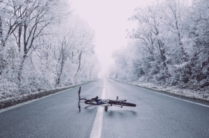 雪の中で倒れる自転車